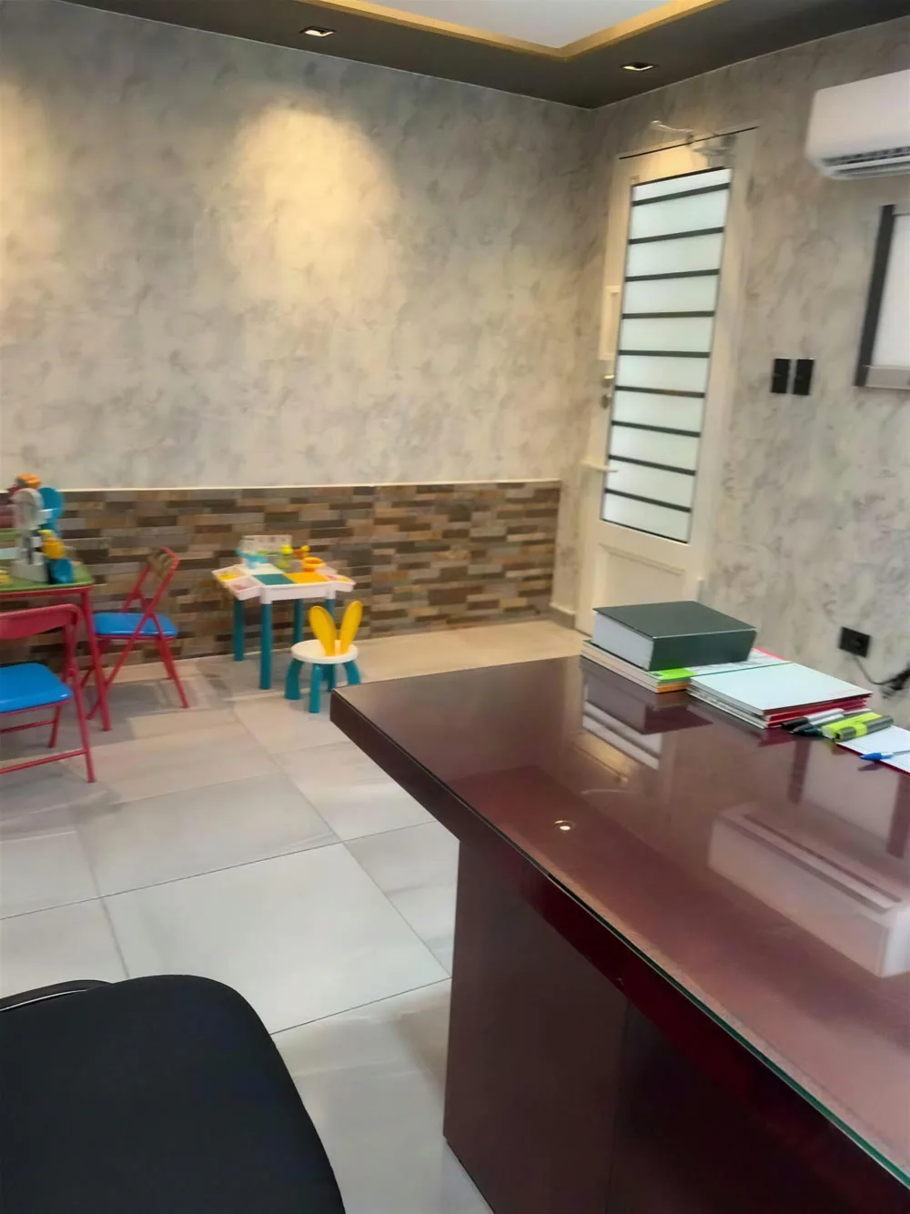 Consultorio con área para niños